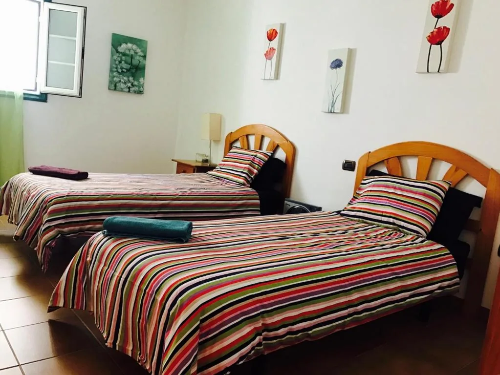 Doppelzimmer mit Gemeinschaftsbad – 2 Betten — WIFI TENERIFE SUR GUEST HOUSE