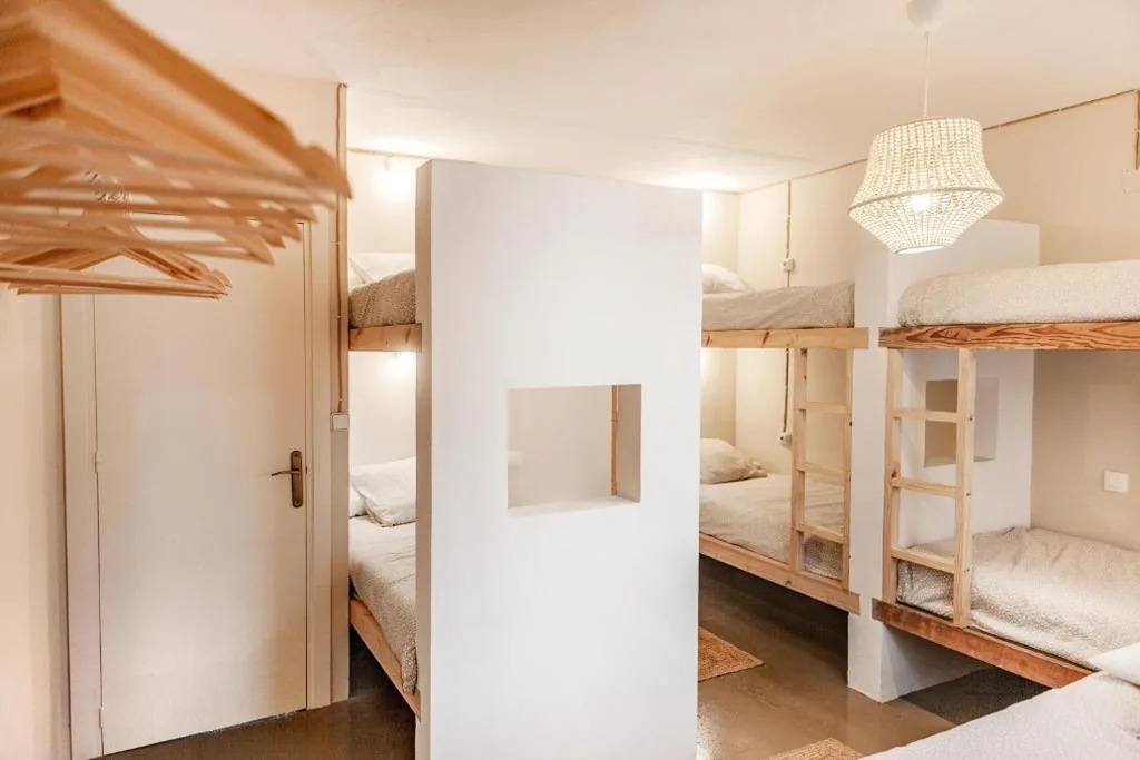 Lit simple dans un dortoir mixte — Wild House Tarifa