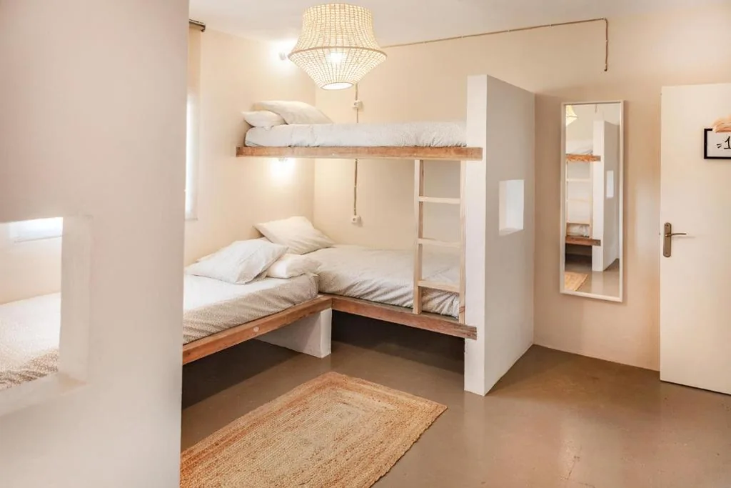 Lit simple dans un dortoir mixte — Wild House Tarifa