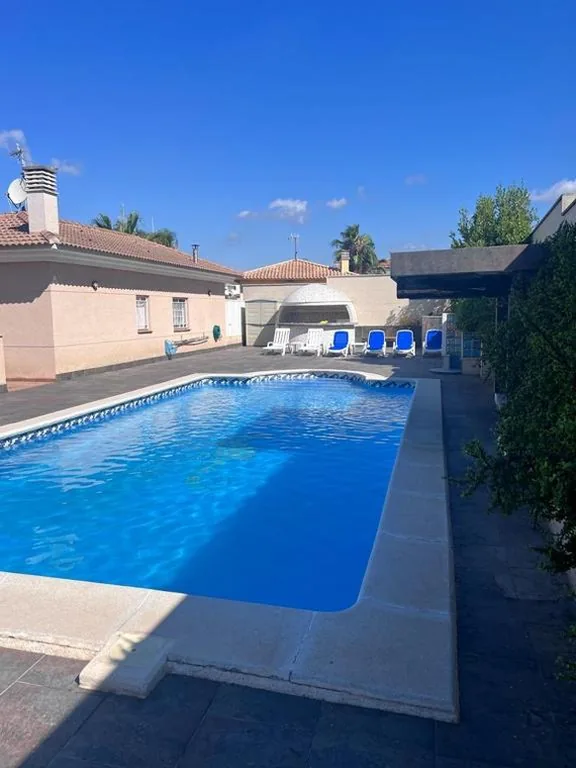 Villa mit 3 Schlafzimmern — Willa con piscina