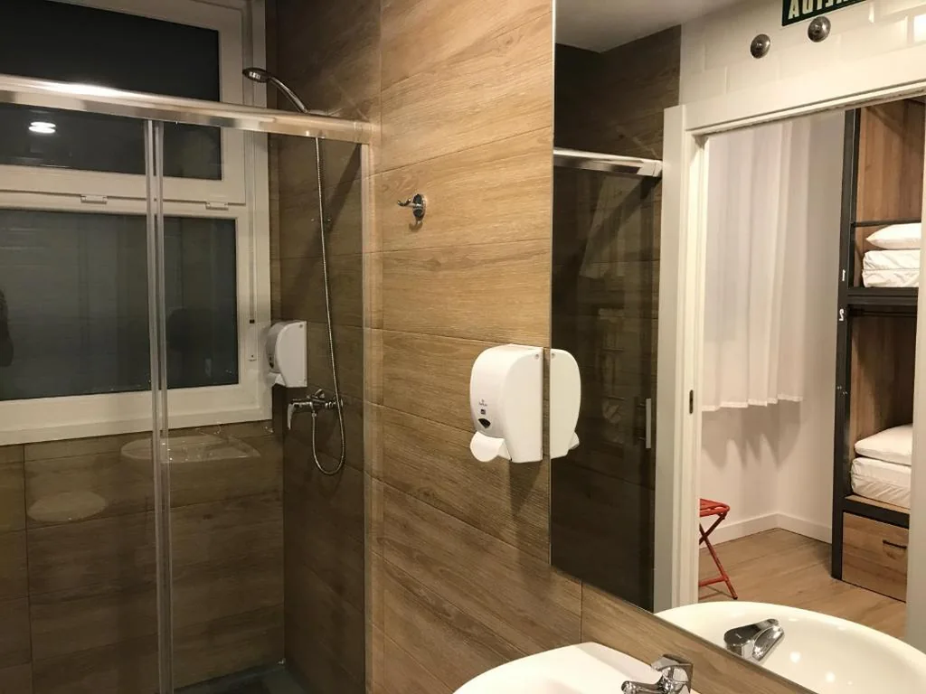 Bed in gedeelde slaapzaal voor vrouwen met 6 bedden — Winederful Hostel & Café