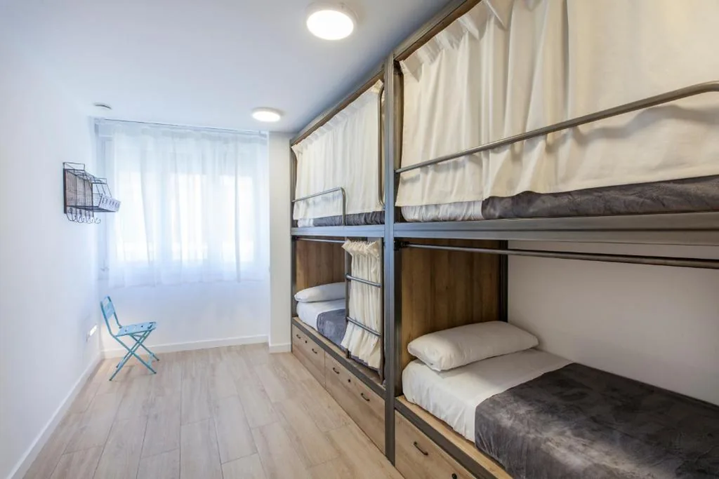 Aangepaste familiekamer voor gasten met beperkte mobiliteit — Winederful Hostel & Café