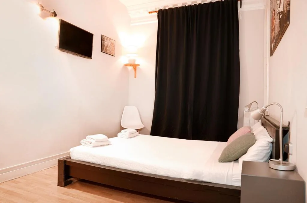 Doppelzimmer mit eigenem Bad — Wow Hostel Barcelona