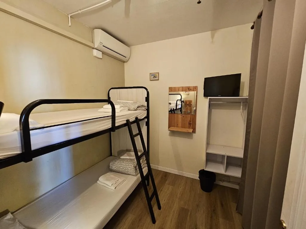 Doppelzimmer mit Etagenbetten und Gemeinschaftsbad – 2 Betten — Wow Hostel Barcelona