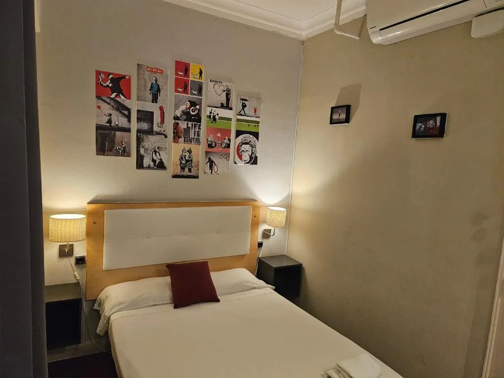 Kleines Doppelzimmer mit Gemeinschaftsbad — Wow Hostel Barcelona