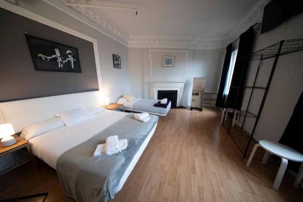 Dreibettzimmer mit Gemeinschaftsbad — Wow Hostel Barcelona