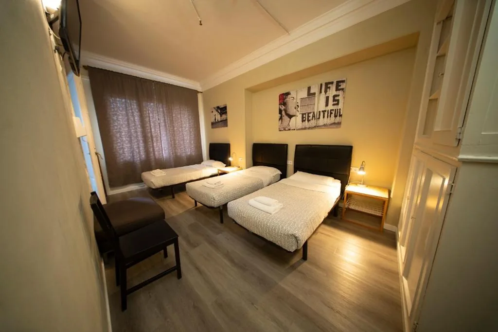 Dreibettzimmer mit eigenem Bad (3 Einzelbetten) — Wow Hostel Barcelona