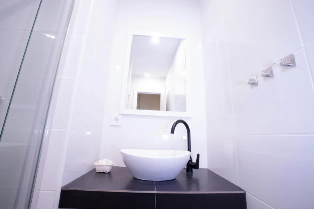 Dreibettzimmer mit eigenem Bad — Wow Hostel Barcelona