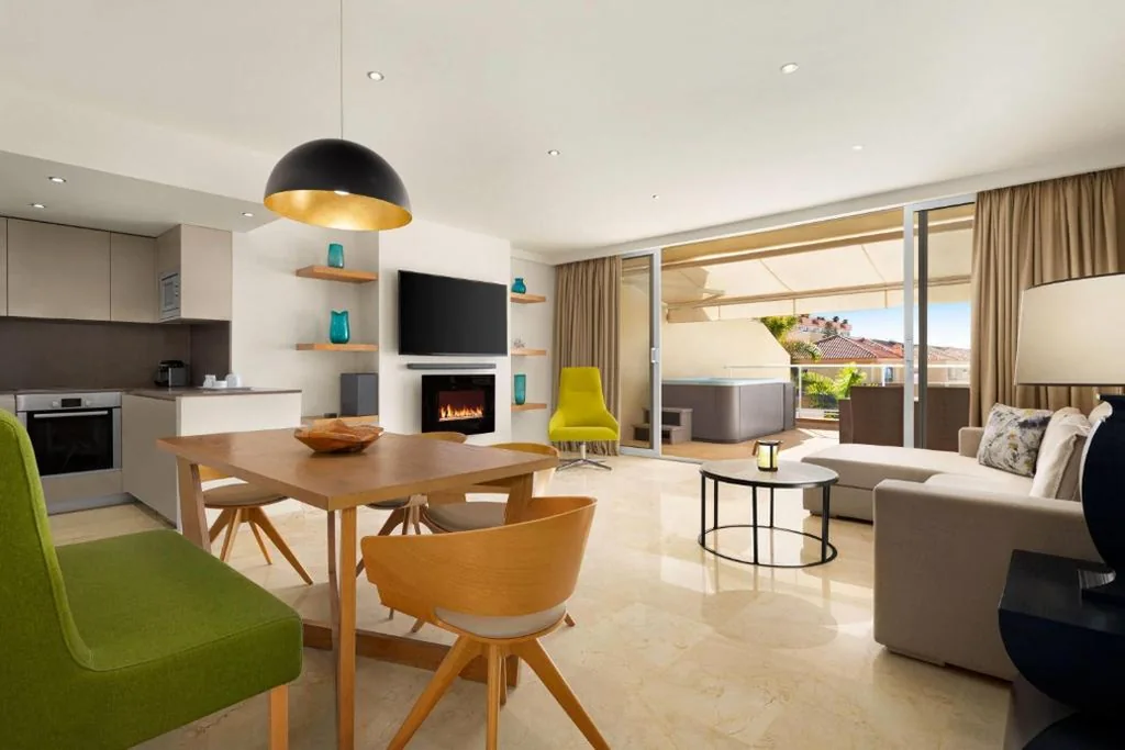 Luxury-Apartment mit 2 Schlafzimmern, Whirlpool und Meerblick — Wyndham Residences Costa Adeje
