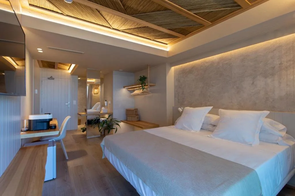 Habitación Doble Deluxe con balcón y vistas al mar — XULOS Rooms & Suites