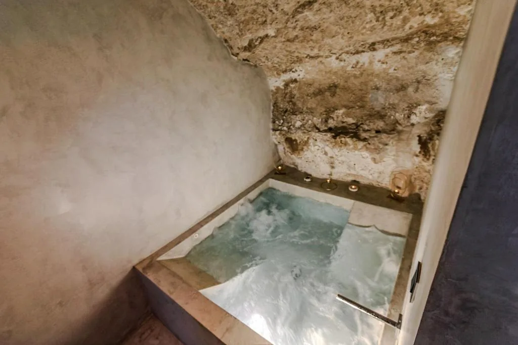 Suite com banheira de hidromassagem — XUQ Hotels Lomas de Ruvira