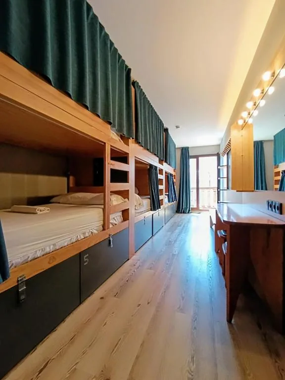 Cama en habitación compartida femenina de 6 camas — Yeah Barcelona Hostel