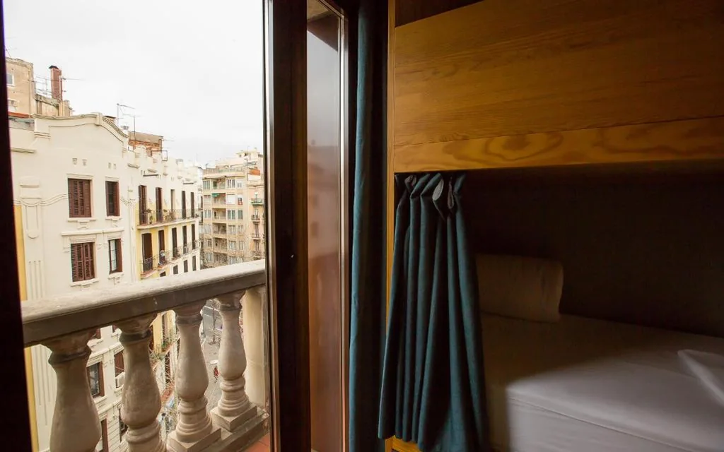 Habitación Compartida Mixta de 6 camas — Yeah Barcelona Hostel