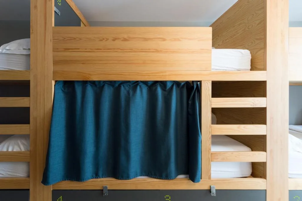 Habitación Cuádruple con literas y baño — Yeah Barcelona Hostel