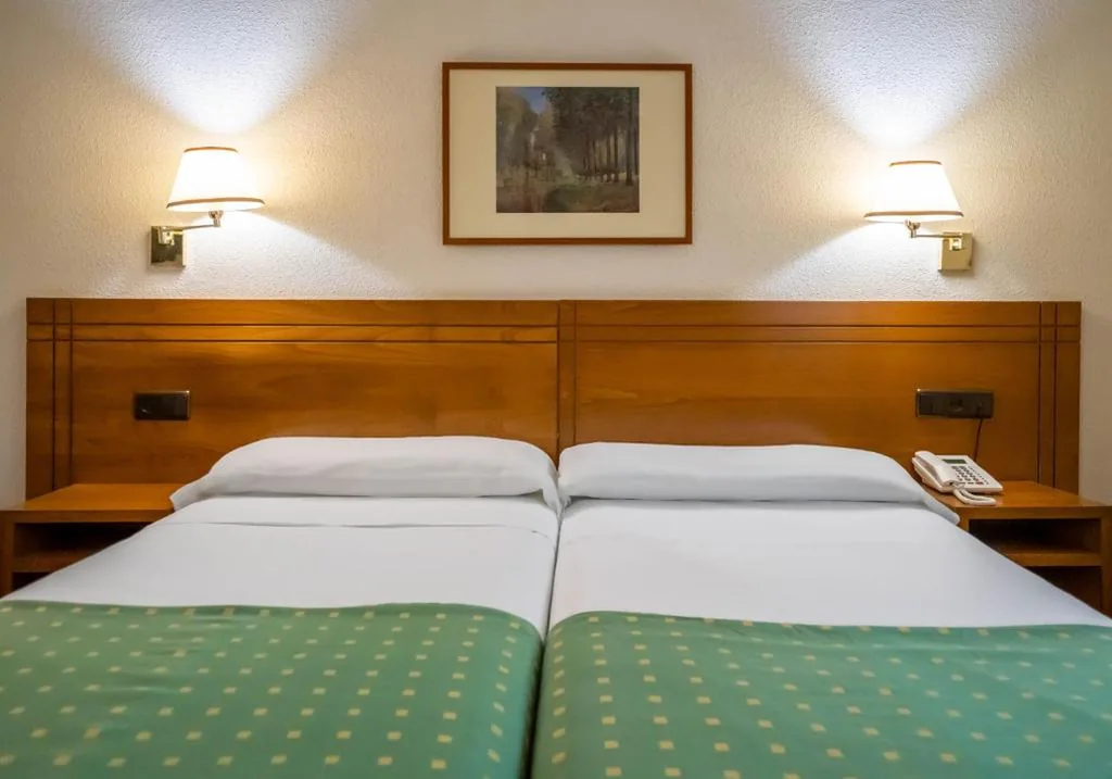 Habitación con vistas a la ciudad - 2 camas — YIT Conquista de Toledo