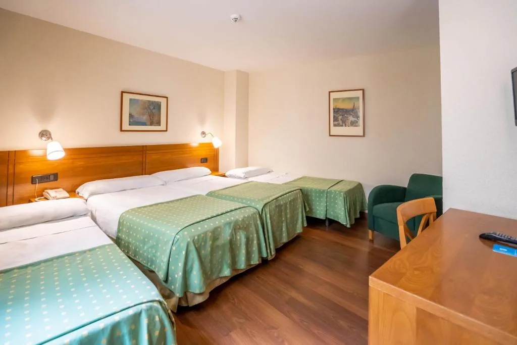 Habitación Doble con 2 camas supletorias — YIT Conquista de Toledo