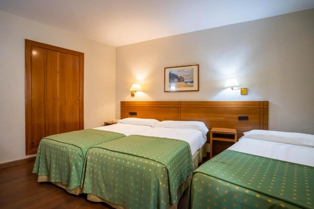 Habitación Doble con cama supletoria — YIT Conquista de Toledo