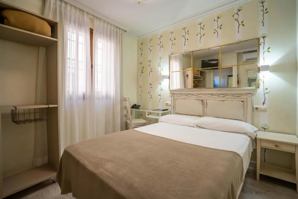 Quarto Duplo (1 adulto) - 1 ou 2 camas — YIT Puerta Bisagra