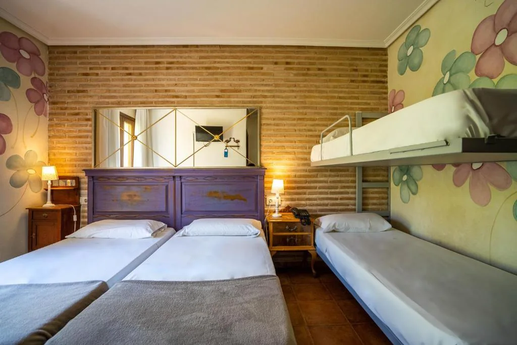 Quarto Duplo com 2 camas extra — YIT Puerta Bisagra