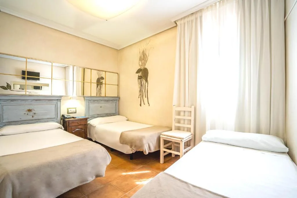 Quarto Duplo com cama extra — YIT Puerta Bisagra