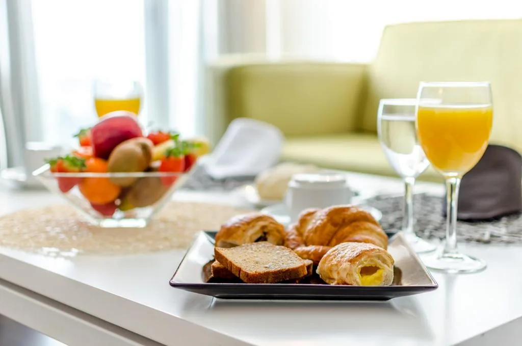 Suite Junior con cama doble extragrande — YIT Vía Sevilla Mairena