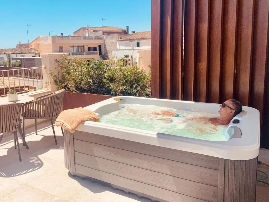 Habitación Doble Deluxe con bañera de hidromasaje en la terraza — Ynaira hotel & Spa