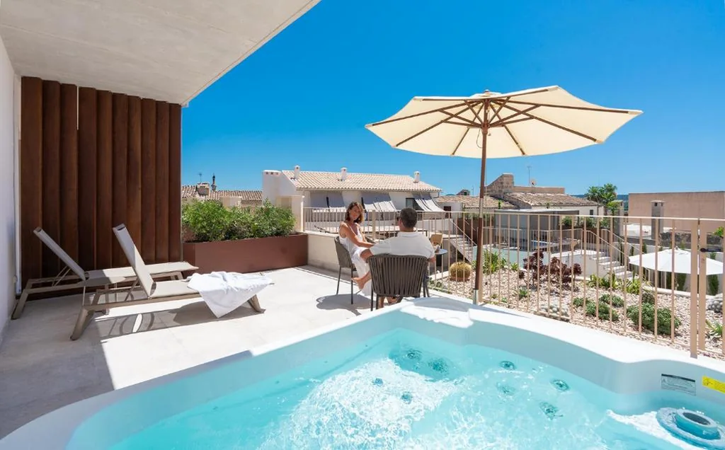 Suite con bañera de hidromasaje en la terraza — Ynaira hotel & Spa