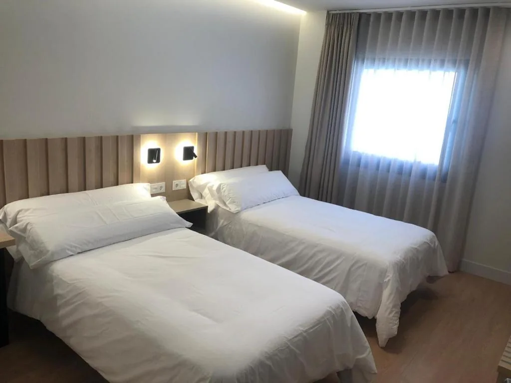 Camera doppia con 2 letti — Yoanna Hotel