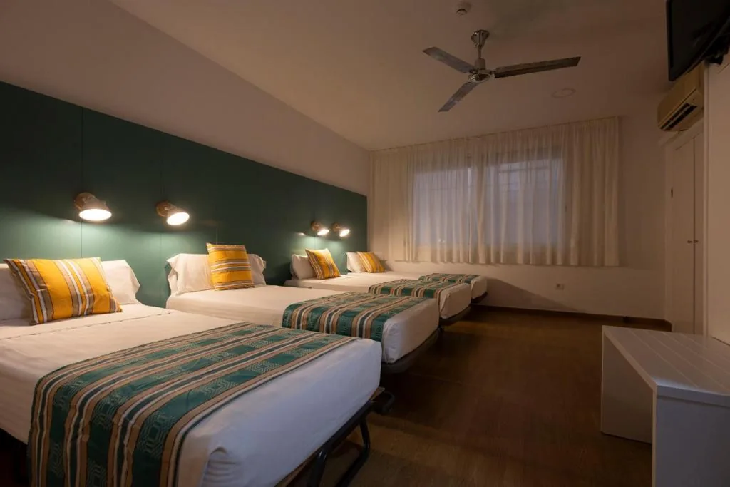 Camera quadrupla — Yomo Hostal BCN Port