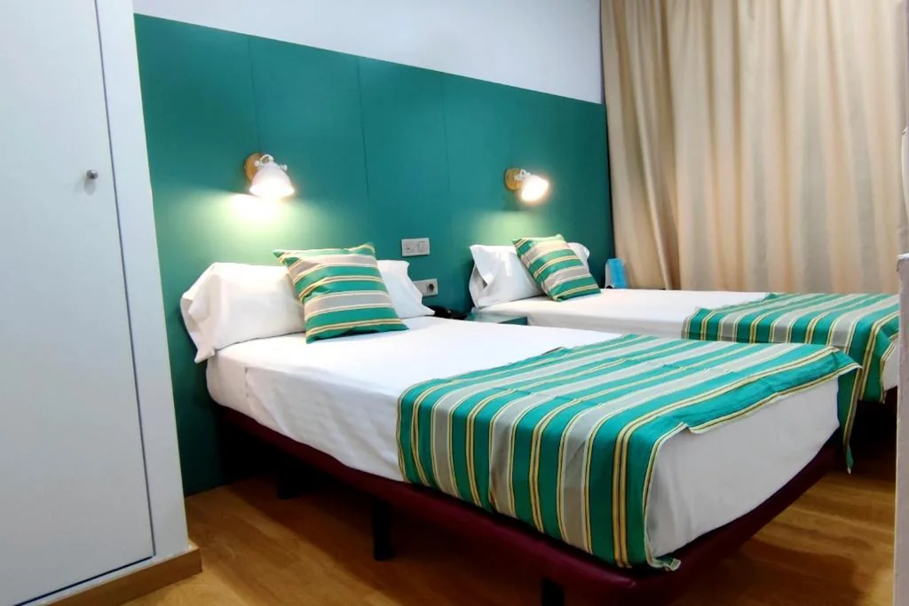 Camera doppia con bagno in comune - 1 o 2 letti — Yomo Hostal BCN Port
