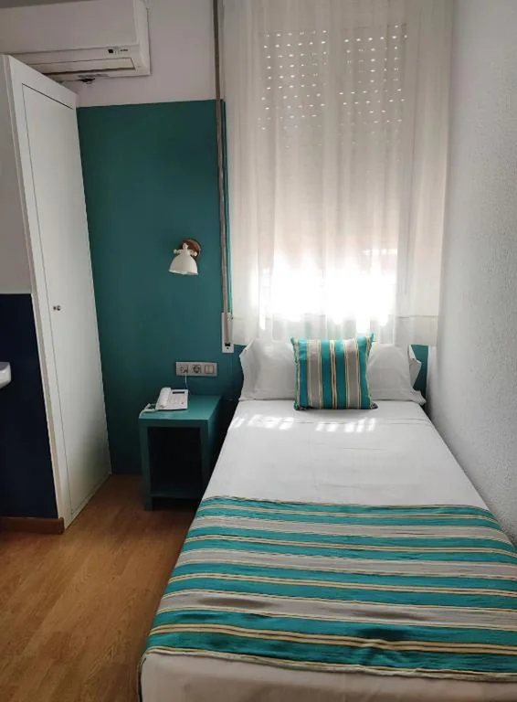 Camera singola Standard con bagno in comune — Yomo Hostal BCN Port