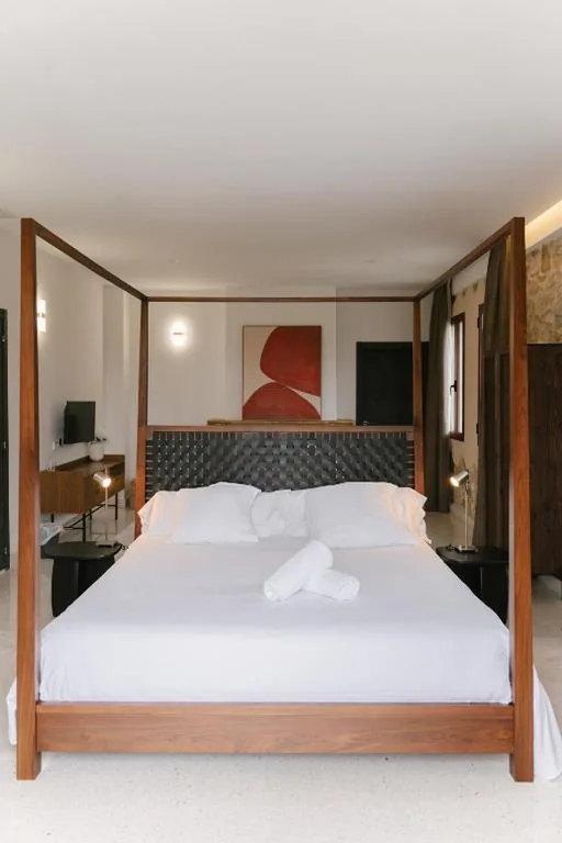 Deluxe tweepersoonssuite - Groot bed — YOUNG Hotels Denia