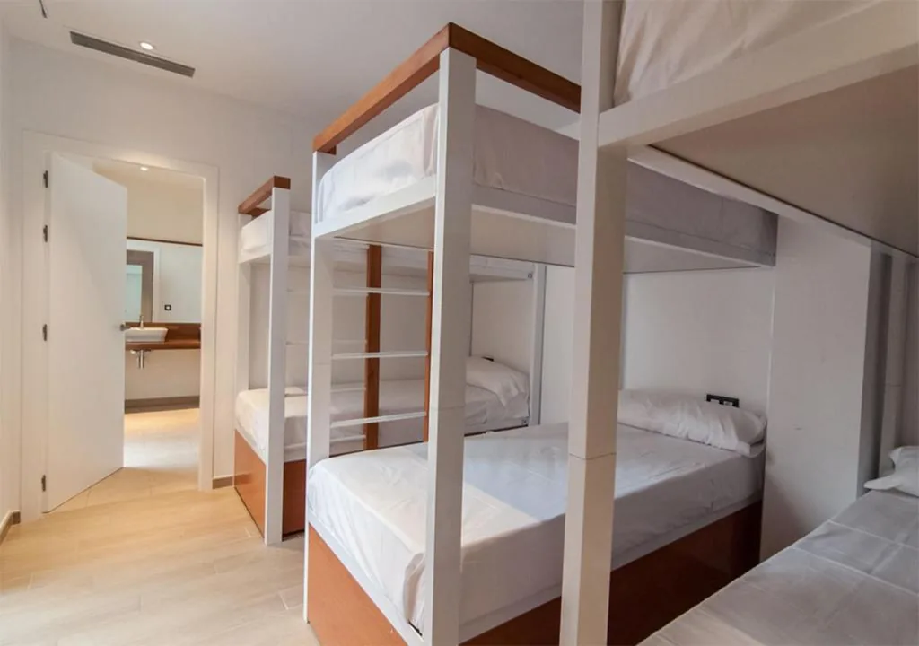 Cama en habitación compartida de 8 camas con baño privado — Youth Hostel Jávea