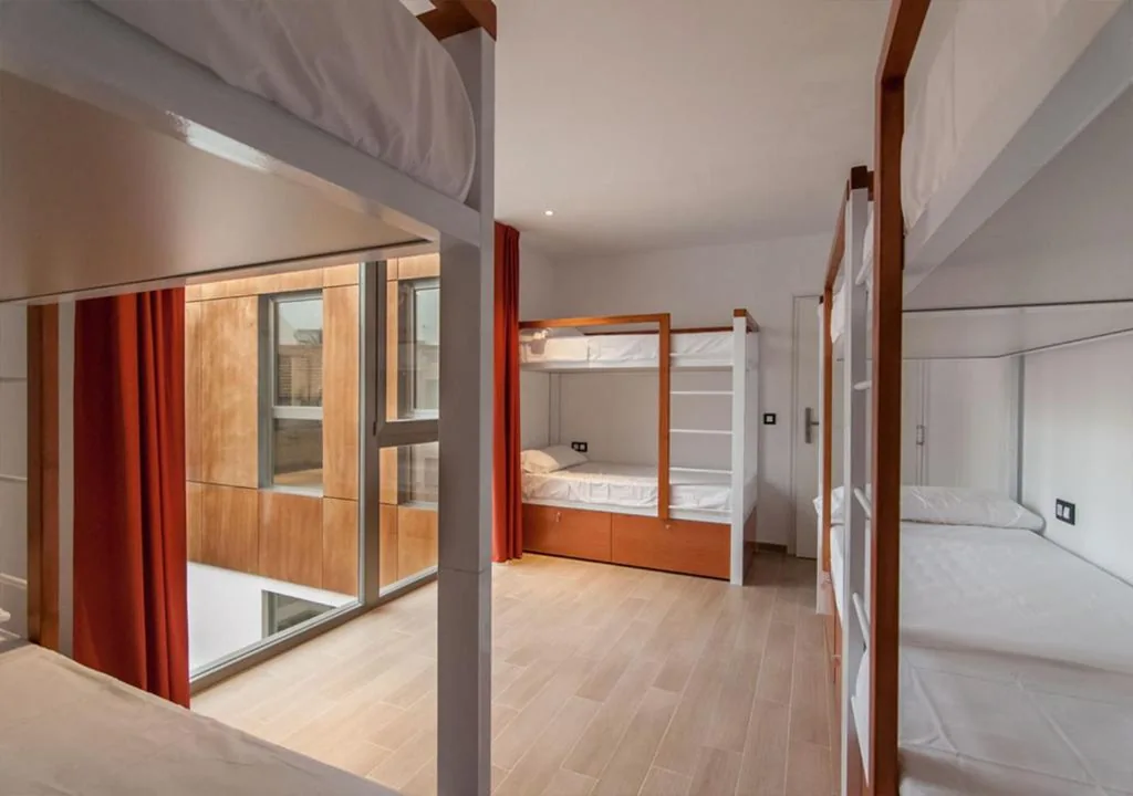 Cama en un dormitorio compartido de 8 camas con baño compartido — Youth Hostel Jávea