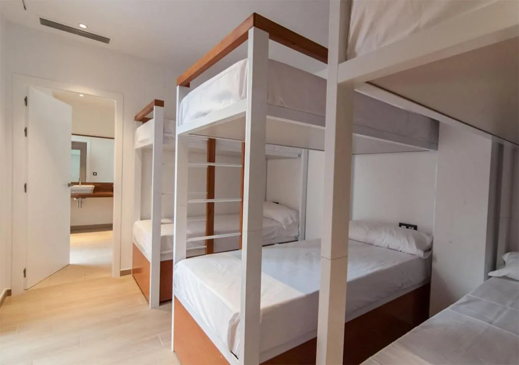 Habitación Familiar con baño privado — Youth Hostel Jávea