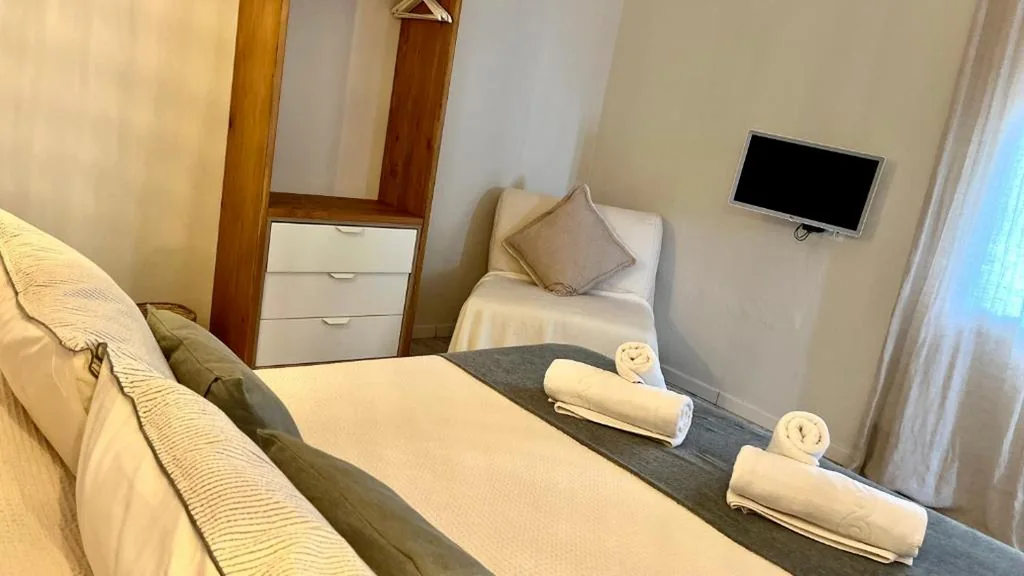 Habitación Doble con cama supletoria — Zahora Beach Room