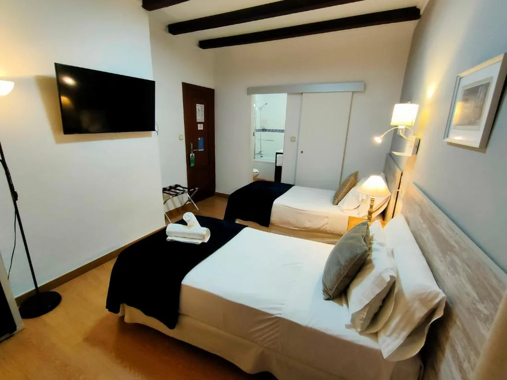 Budget Tweepersoonskamer met 2 bedden - binnenzijde — Zaida Boutique Hotel