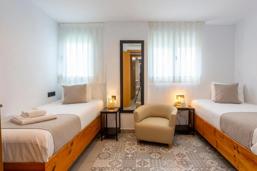 Doppelzimmer mit externem eigenem Bad – 2 Betten — Zalamera BnB
