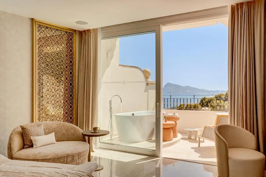 Suite avec grand lit et balcon — ZEM Wellness Clinic Altea - 5 Stars Grand Luxury