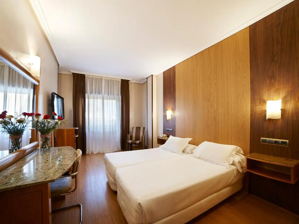Habitación Doble con cama supletoria — Zenit Dos Infantas