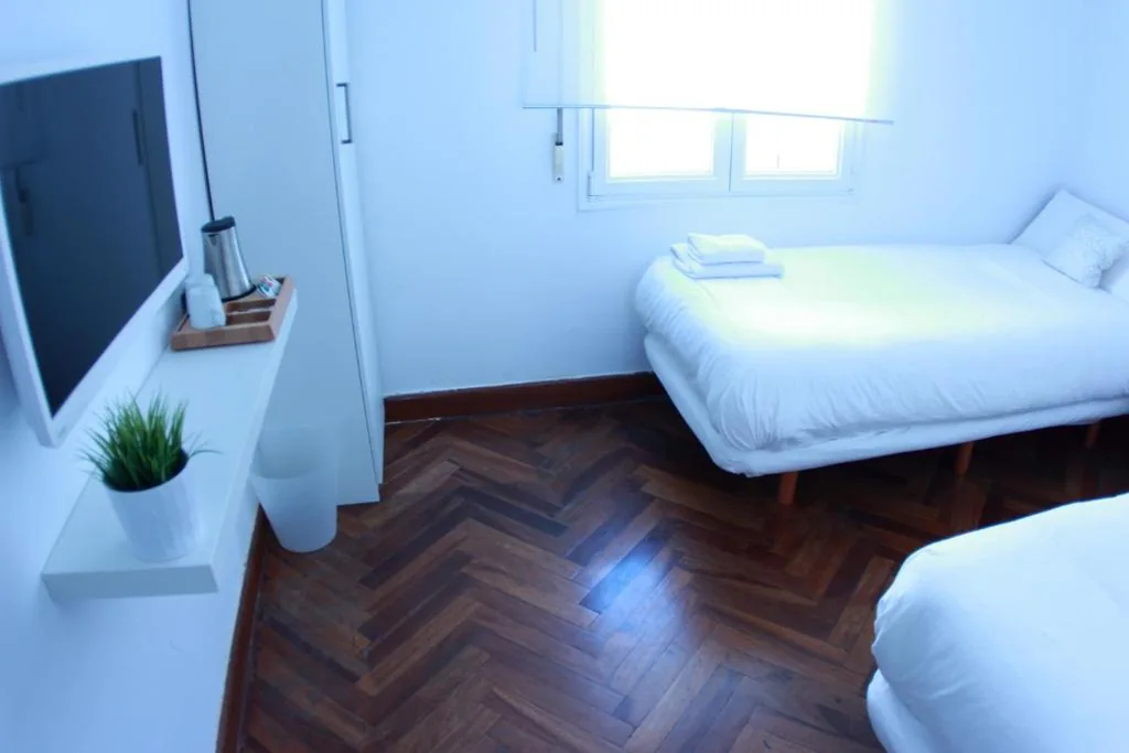 Quarto Duplo com casa de banho partilhada - 2 camas — Zubia Urban Rooms