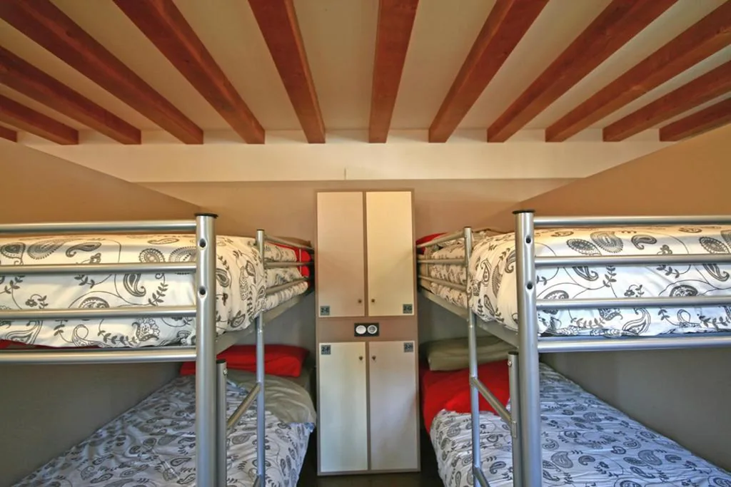 Cama individual em quarto partilhado — Zubimuxu Aterpea