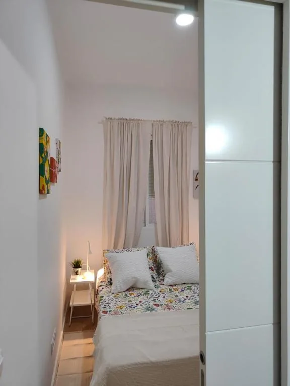 Camera doppia con bagno in comune — Zurbano Street, Private rooms