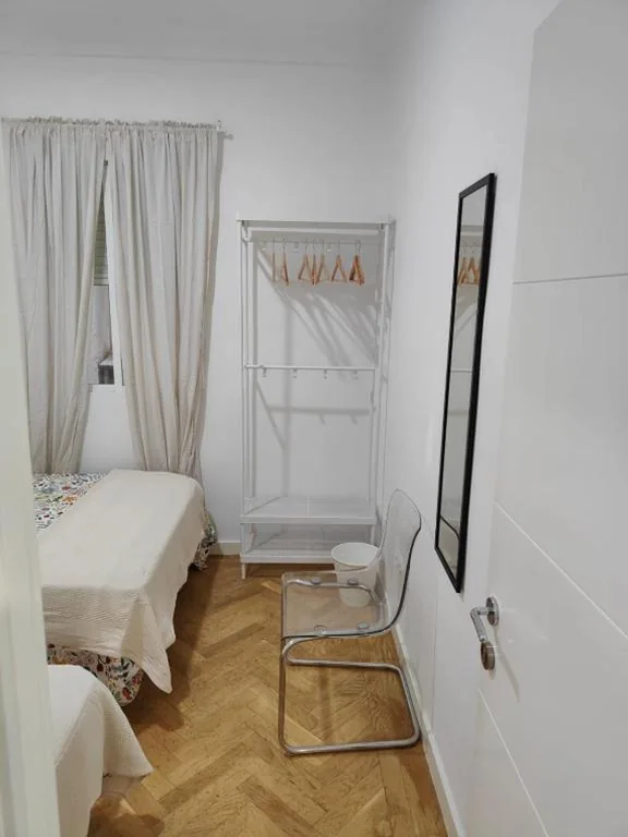 Camera tripla con bagno in comune — Zurbano Street, Private rooms