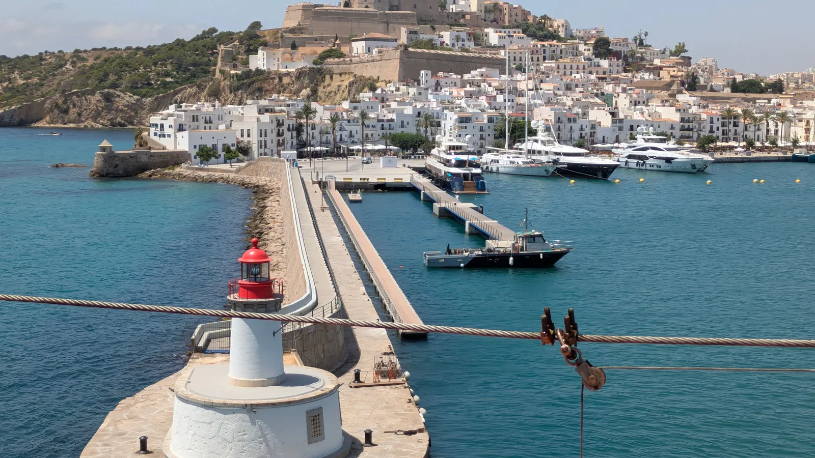Cómo llegar a Ibiza: avión, barco y cómo moverte por la isla