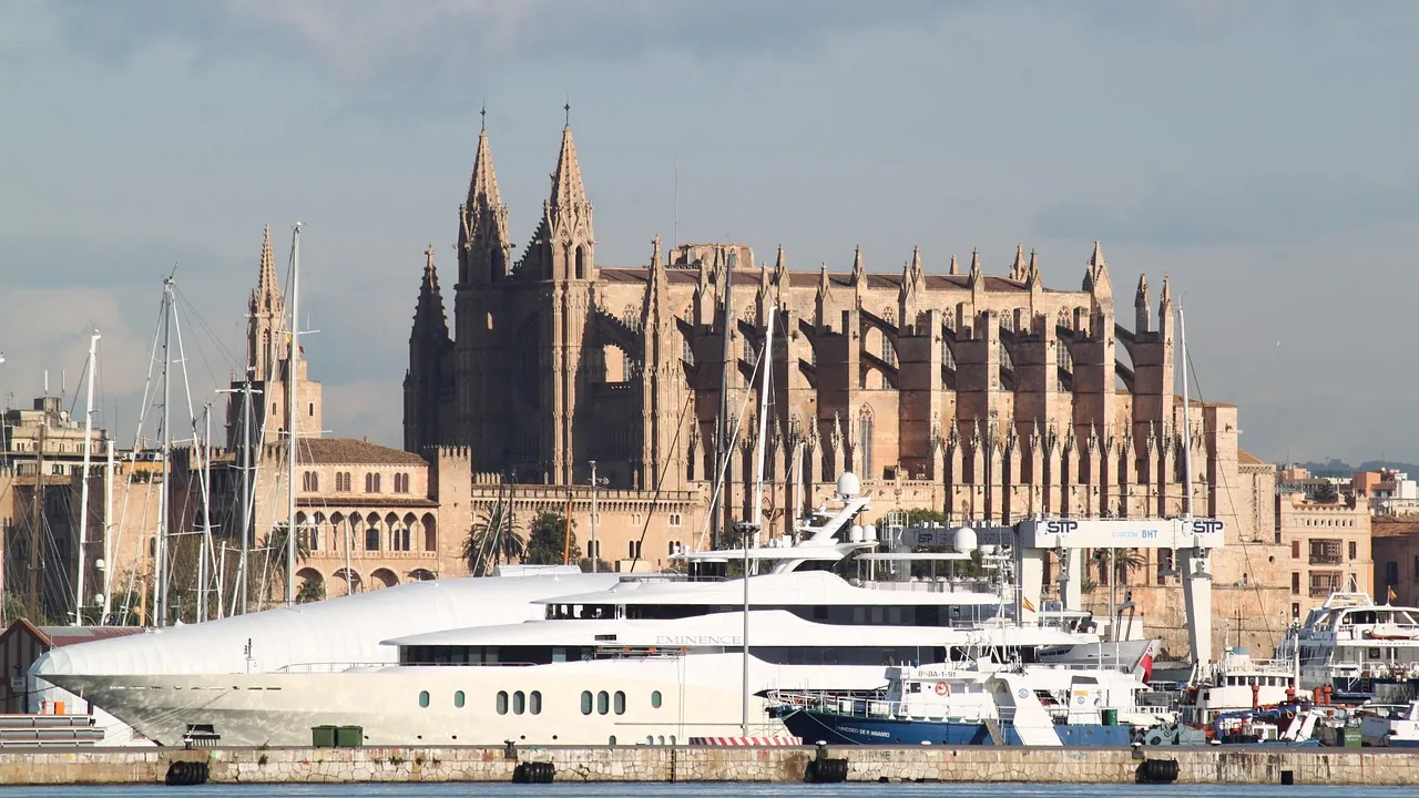 Cómo llegar a Mallorca: avión, ferry y cómo moverte por la isla