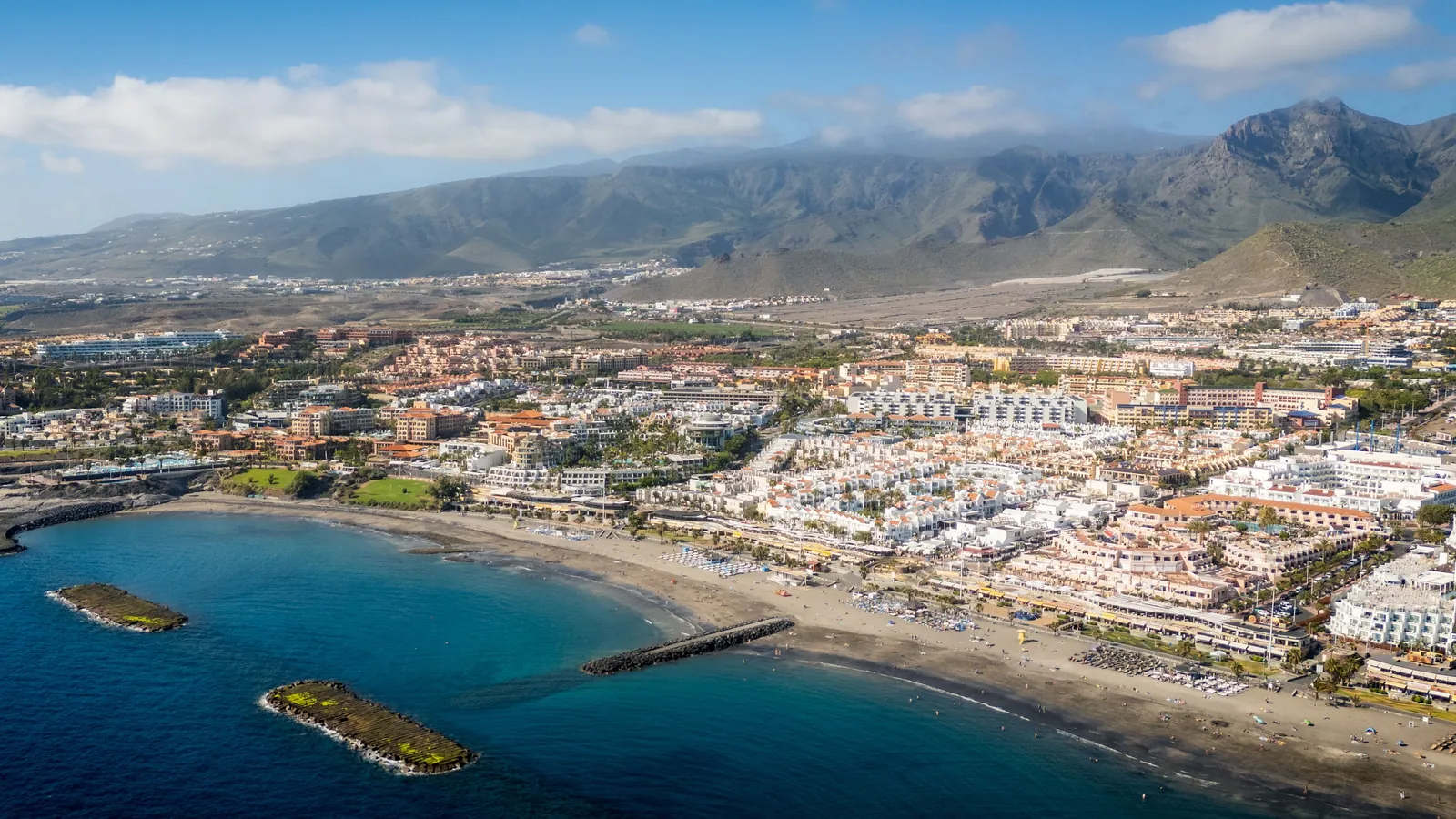 Cómo llegar a Tenerife: aeropuertos, ferris y cómo moverte por la isla