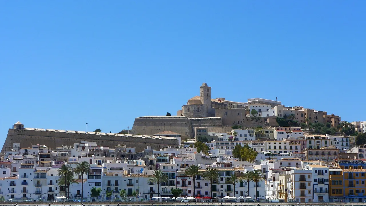 Dónde dormir en Ibiza (ciudad): zonas y alojamientos que elegimos